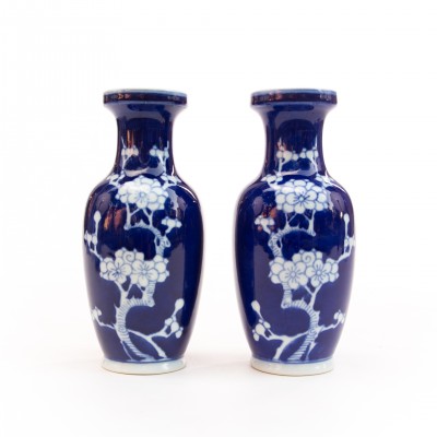Para waz z chińskiej porcelany z motywem kwiatów śliwy na kobaltowym tle. Ręcznie malowane. 